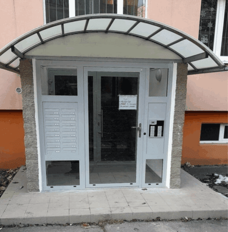 Upozornění na časté chyby při realizaci vstupních portálů bytových domů.