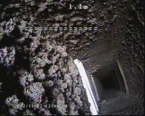 Ventilační mřížka a centrální šachta pro odvětrání bytového domu.